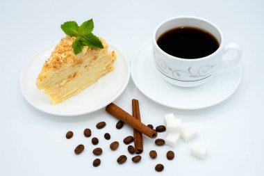 Bir fincan aromatik kahve ve iştah açıcı bir pasta.