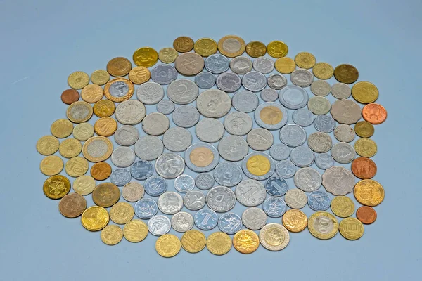 Mischung Aus Gelben Und Weißen Metallmünzen Verschiedener Länder Auf Grauem — Stockfoto