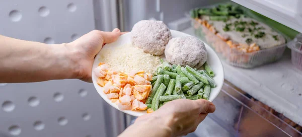 Tangan Wanita Sedang Mengambil Sepiring Makanan Beku Dari Kulkas Konsep — Stok Foto