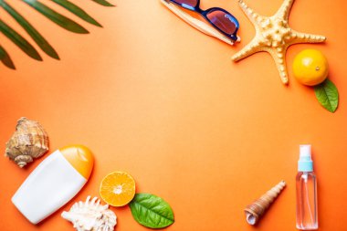 Plaj tatili için aksesuarlar. Tatil ve deniz eğlencesi kavramı. Üst görünüm ve kopyalama alanı.