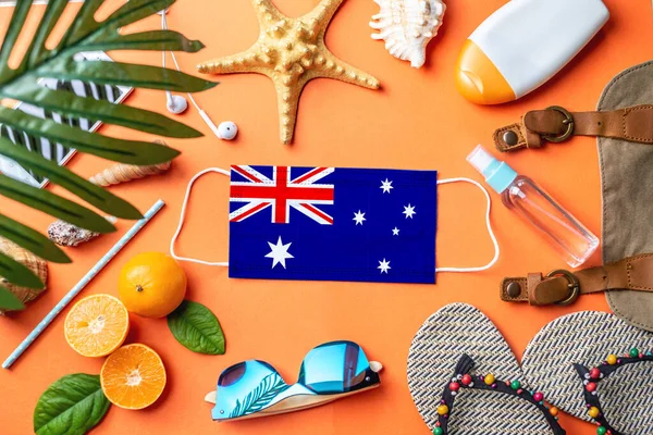 在带着澳大利亚国旗的护目镜周围的海滩度假配件 大流行病期间海上休闲的概念 顶部视图 — 图库照片