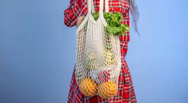 Young Modern Woman Carrying Shopping String Bag Concept Eco Friendly — Stock Photo, Image