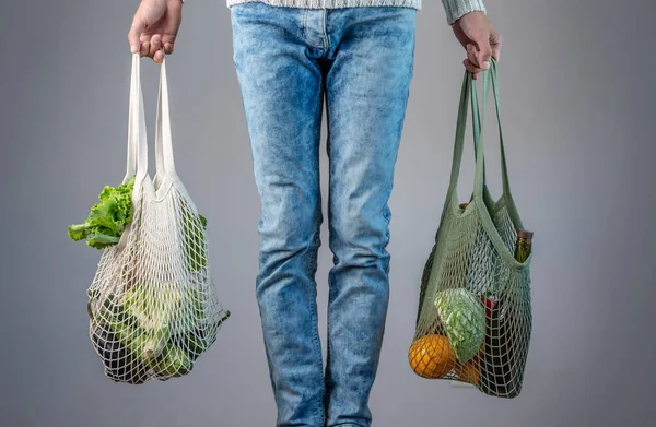 Joven Moderno Sostiene Una Bolsa Cuerdas Con Compras Concepto Comportamiento —  Fotos de Stock