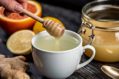 Zencefil, bal ve limonlu çay hazırlama işlemi. Soğuk günler veya grip için sağlıklı çay kavramı.