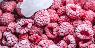 Büyük, güzel donmuş ahududular. Donmuş gıda kavramı, uzun vadeli depolama ürünleri