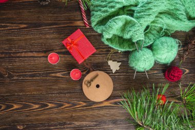 Şırıngalara örgü örerken sıcacık bir süveter. Yeni yıl ve Noel için el yapımı hediyeler yaratma kavramı.