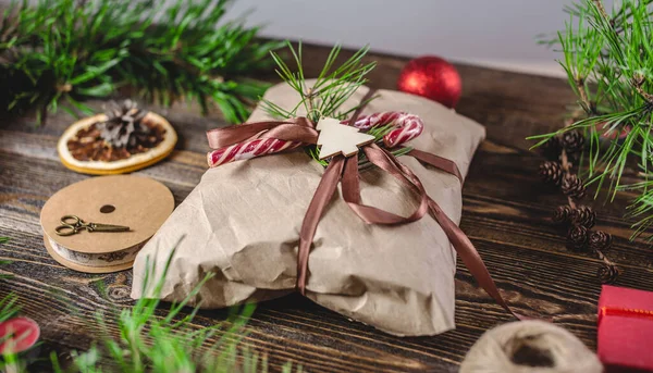 Gezellige Handgemaakte Trui Verpakt Ambachtelijk Papier Gebonden Met Een Lint — Stockfoto