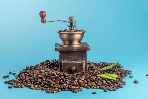 Vintage Stil Kaffekvarn Och Rostade Kaffebönor Blå Bakgrund — Stockfoto
