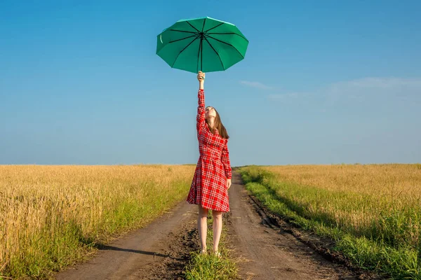 Una Joven Con Vestido Rojo Paraguas Verde Está Caminando Largo —  Fotos de Stock