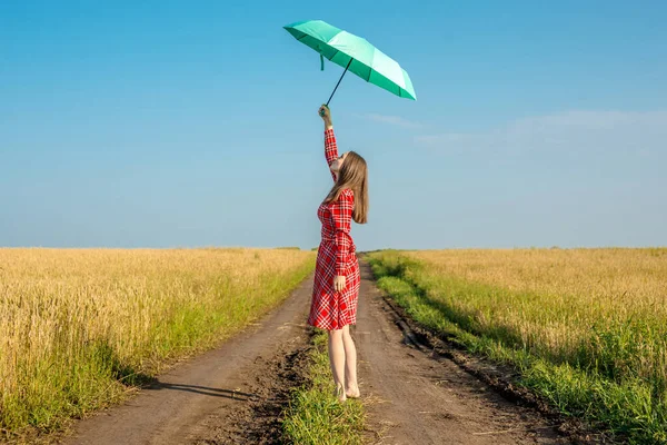 Una Joven Con Vestido Rojo Paraguas Verde Está Caminando Largo —  Fotos de Stock