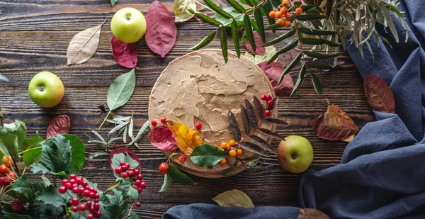 秋の葉や果実で飾られた茶色のムースケーキ 木製の背景 秋の気分と雰囲気の概念 — ストック写真