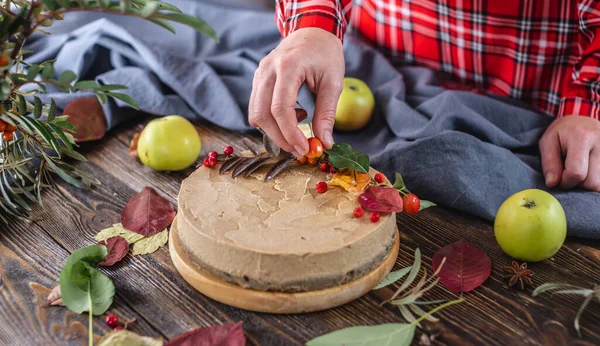 女性はベリーと茶色のムースケーキを飾ることです 秋の雰囲気と気分の概念 — ストック写真