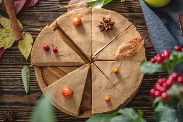 茶色のムースケーキは 木製の背景に秋のシンボルで最低限装飾されています 季節の概念と秋の気分 — ストック写真