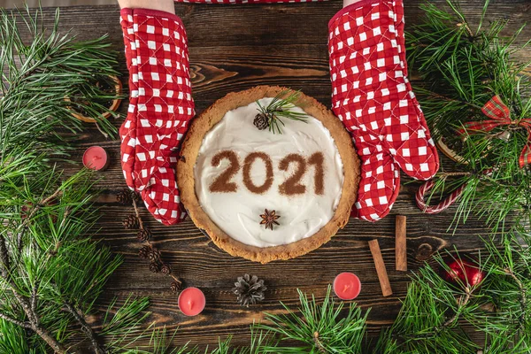Beyaz Kremalı 2021 Numaralı Yapımı Tart Çam Dallarıyla Süslenmiş Ahşap — Stok fotoğraf