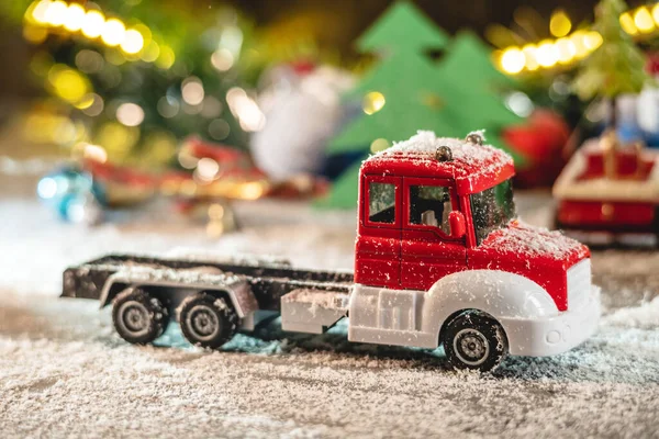 Een Rood Witte Speelgoed Truck Gaat Een Besneeuwde Weg Tegen — Stockfoto