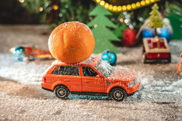 Oranje Speelgoed Auto Gaat Een Besneeuwde Weg Tegen Achtergrond Van — Stockfoto