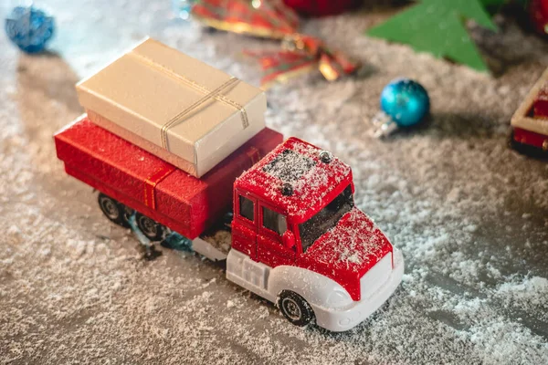 Een Rood Wit Speelgoed Truck Gaat Een Besneeuwde Weg Met — Stockfoto