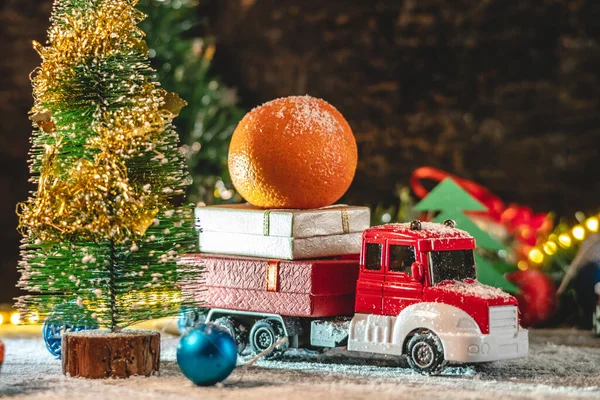 Een Rood Witte Speelgoedauto Rijdt Langs Een Besneeuwde Weg Tegen — Stockfoto