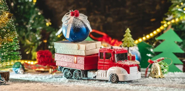 Een Rood Witte Speelgoedauto Rijdt Langs Een Besneeuwde Weg Tegen — Stockfoto