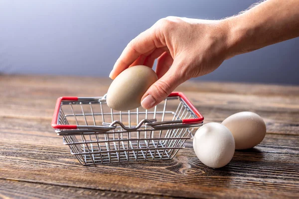 Una Mano Está Sacando Huevos Frescos Pollo Ecológico Una Pequeña —  Fotos de Stock
