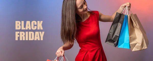 Junge Frau Rotem Kleid Hält Einkaufstüten Aus Papier Den Händen — Stockfoto