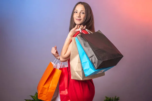 Mujer Joven Vestido Rojo Está Sosteniendo Una Gran Cantidad Bolsas —  Fotos de Stock