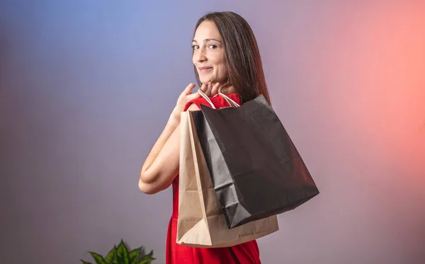 Mujer Joven Vestido Rojo Está Sosteniendo Bolsas Papel Con Compras —  Fotos de Stock