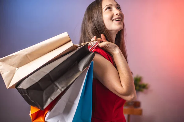 Mujer Joven Vestido Rojo Está Sosteniendo Una Gran Cantidad Bolsas —  Fotos de Stock