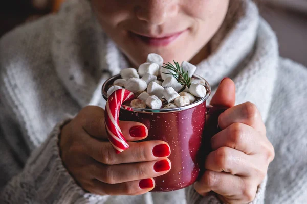 暖かいセーターの女性は マシュマロ 赤いキャンディー クリスマスツリーの枝で飾られたホットチョコレートのカップを楽しんでいます お祝いの冬の気分と居心地の良いの概念 — ストック写真