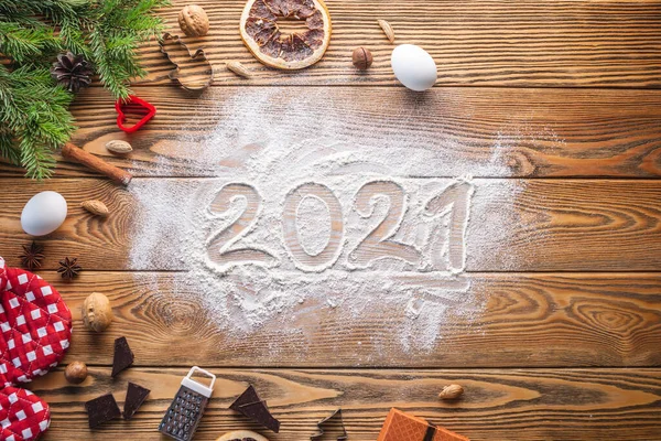 2021 Sayıları Üzerine Yazılmış Tahta Bir Masaya Saçılmış Yeni Yıl — Stok fotoğraf