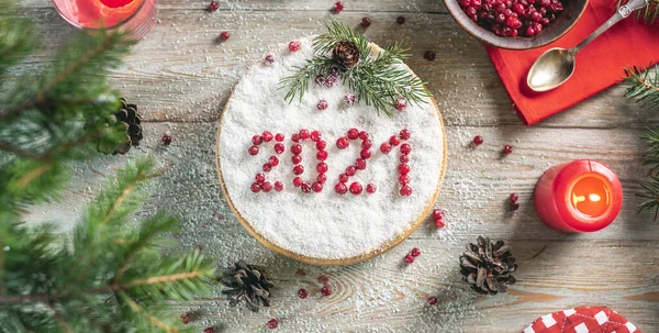 ココナッツフレークで覆われた白い休日のムースケーキ 雪を模倣 ケーキの上には 2021の番号が赤い果実に入れられています 新年の概念 — ストック写真