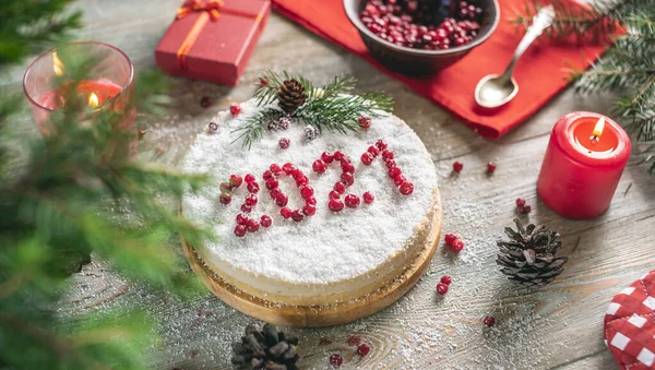 Een Witte Mousse Cake Bedekt Met Kokosvlokken Die Sneeuw Imiteert — Stockfoto