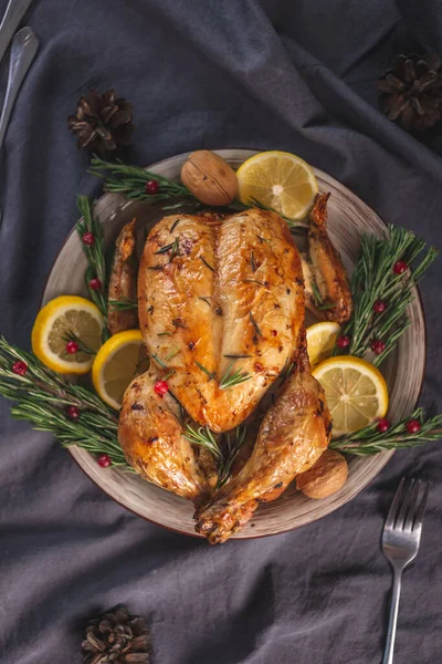 Frango Cozido Forno Crocante Com Alecrim Bagas Uma Mesa Madeira — Fotografia de Stock