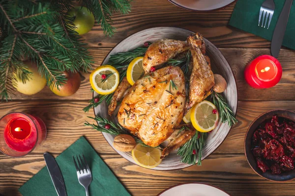 Knusprig Gebackenes Hühnchen Mit Rosmarin Und Beeren Auf Einem Holztisch — Stockfoto