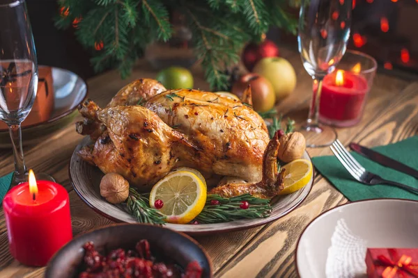 Frango Cozido Forno Crocante Com Alecrim Bagas Uma Mesa Madeira — Fotografia de Stock