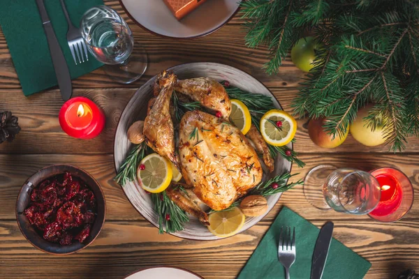 Knusprig Gebackenes Hühnchen Mit Rosmarin Und Beeren Auf Einem Holztisch — Stockfoto