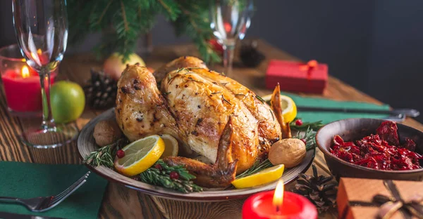 Frango Cozido Forno Crocante Com Alecrim Bagas Uma Mesa Madeira — Fotografia de Stock