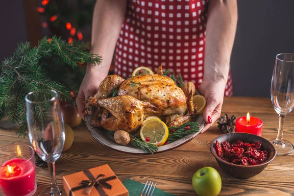 Hands Holding Dish Baked Chicken Rosemary Berries Wooden Table Traditional — Stock Photo, Image