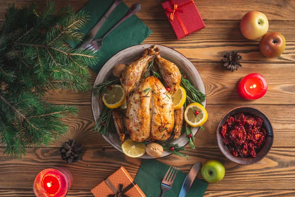 Knusprig Gebackenes Hühnchen Mit Rosmarin Und Beeren Auf Einem Holztisch — Stockfoto