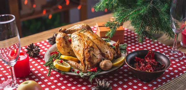 Knusprig Gebackenes Hühnchen Mit Rosmarin Und Beeren Auf Einem Holztisch — Stockfoto