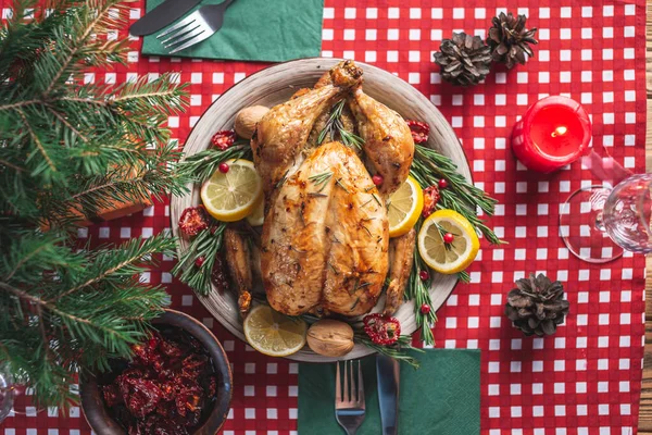 Knusprig Gebackenes Hühnchen Mit Rosmarin Und Beeren Auf Einem Holztisch — Stockfoto