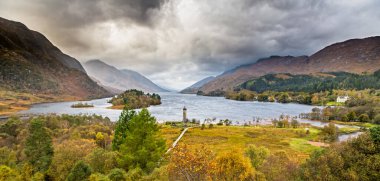 Glenfinnan Anıtı İskoçya 'da kötü bir günde