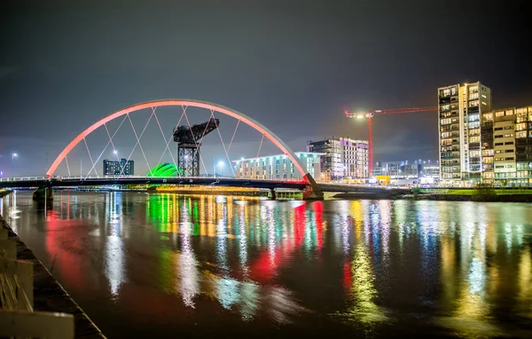 Clyde Arc和Glasgow Skyline在晚上 — 图库照片