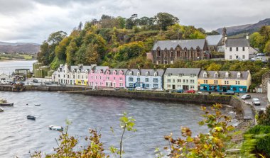 Portree 'deki renkli evler, İskoçya' daki Skye Adası