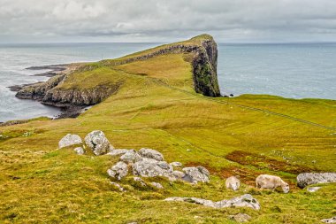 Skye Adası 'ndaki Neist Noktasında Kara Bulutlar