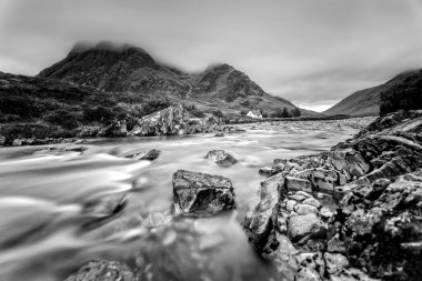 İskoçya 'nın Highlands' ındaki Glencoe 'da Siyah ve Beyaz Ev