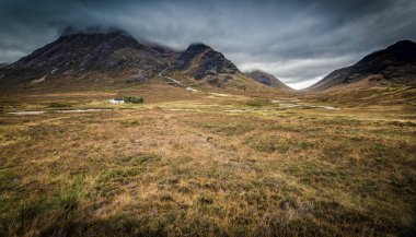 İskoçya 'nın dağlık bölgelerinde Glencoe' da Yalnız Ev