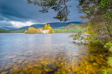 Aviemore 'un Rothiemurchus Ormanı' nda bir Eilean şatosu.