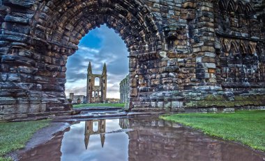 İskoçya 'daki St. Andrews Katedrali' nin suyundaki yansıma