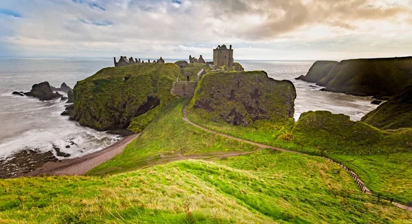 Замок Данноттар Шотландии Отумне — стоковое фото